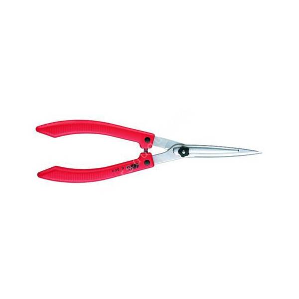 Cisaille de précision ARS K-800 pour la taille de finitions sur un buis en spirale.